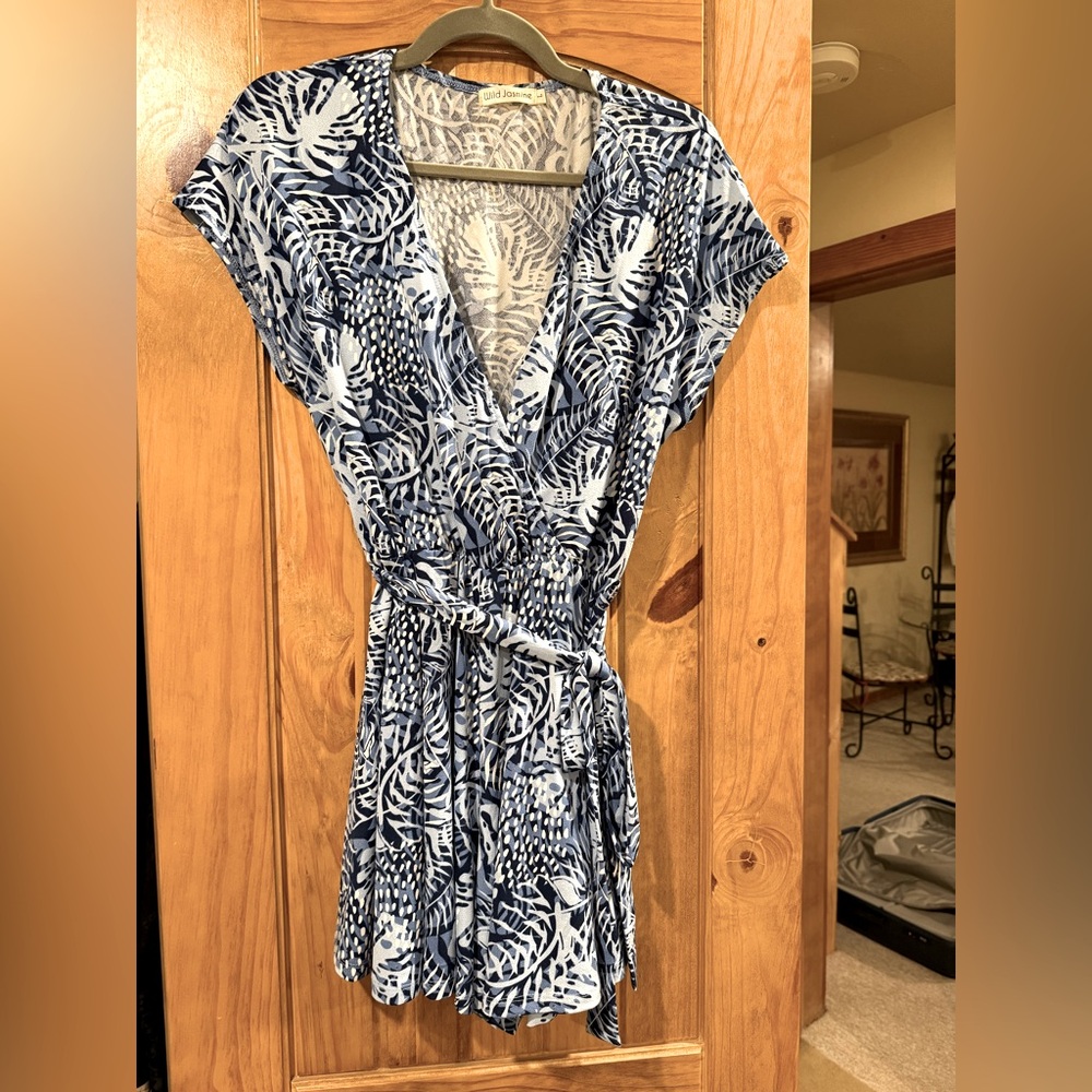 Cute lightweight romper - size L.
